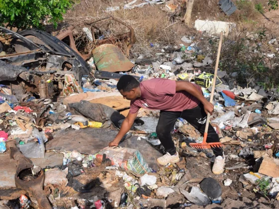 &Agrave; Koungou, les b&eacute;n&eacute;voles du Baobab Int&egrave;gre ramassent les d&eacute;chets et veulent changer les mentalit&eacute;s