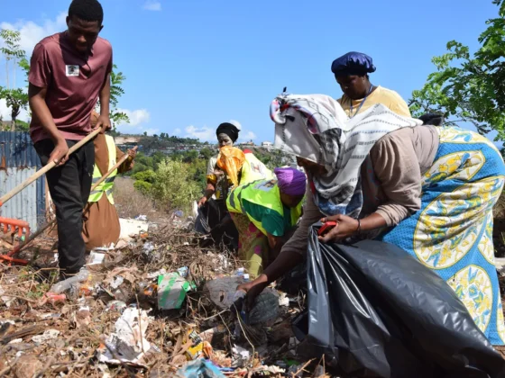 &Agrave; Koungou, les b&eacute;n&eacute;voles du Baobab Int&egrave;gre ramassent les d&eacute;chets et veulent changer les mentalit&eacute;s
