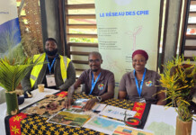 La biodiversité au défi de la reconstruction Le président du Département-Région, Ben Issa Ousséni, auprès des représentants de la FMAE lors des Assises. La FMAE demande que les associations disposent de financements adaptés pour inscrire leurs actions dans la durée.