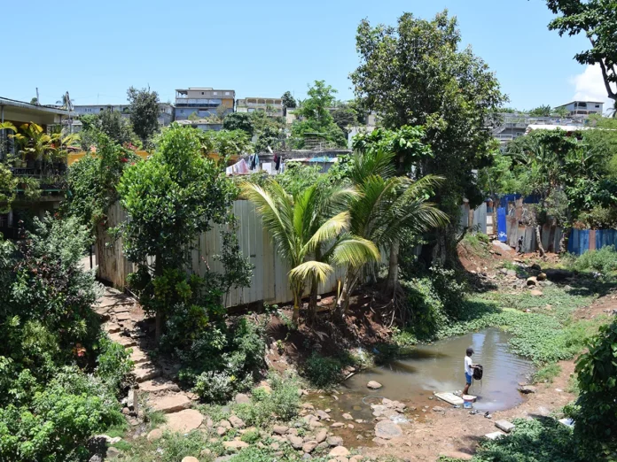 Le long de la rivière Majimbini, sensibiliser et prévenir les crues pour protéger les habitants