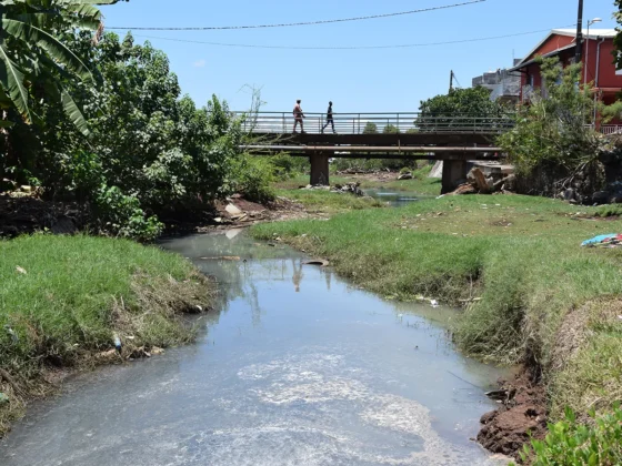 Le long de la rivi&egrave;re Majimbini, sensibiliser et pr&eacute;venir les crues pour prot&eacute;ger les habitants