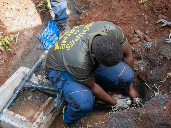 Les jeunes du RSMA mobilisés pour réparer les fuites d’eau après compteur