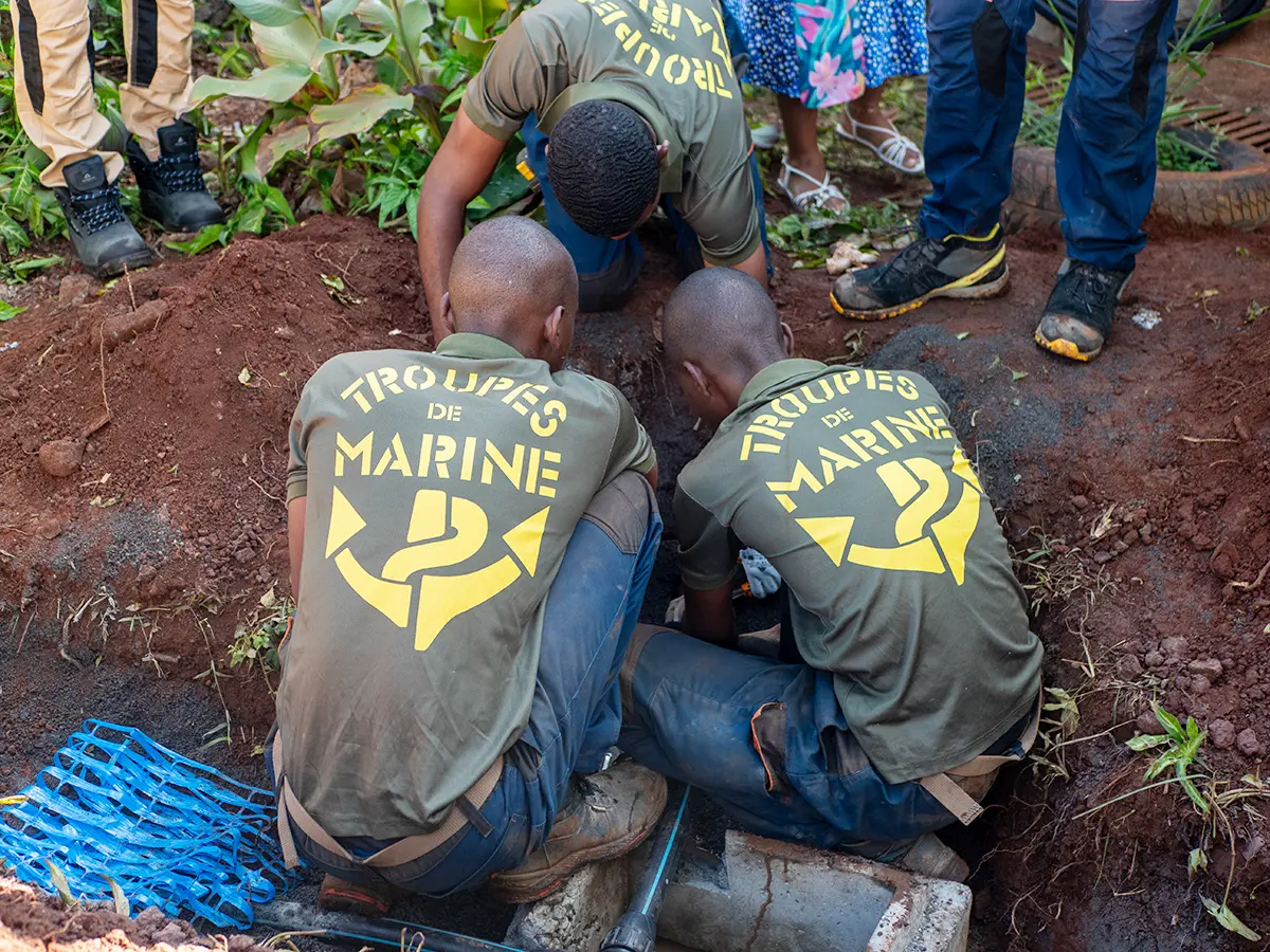 Les jeunes du RSMA mobilisés pour réparer les fuites d’eau après compteur
