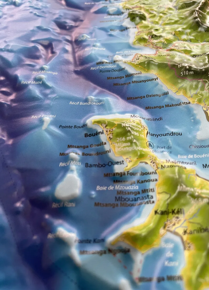 Le lagon et la presqu'île de Bouéni vus en relief