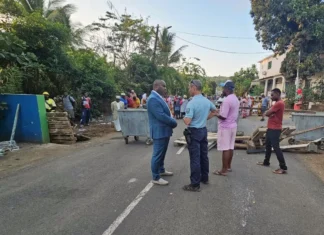 Mtsamoudou : un barrage érigé par les habitants pour protester contre la délinquance Mtsamoudou : un barrage érigé par les habitants pour protester contre la délinquance