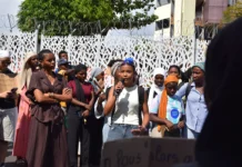 “Une colère qui s’accumule depuis des années” : au lycée Younoussa-Bamana, les élèves attendent des réponses concrètes du rectorat “Une colère qui s’accumule depuis des années” : au lycée Younoussa-Bamana, les élèves attendent des réponses concrètes du rectorat