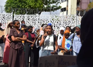 “Une colère qui s’accumule depuis des années” : au lycée Younoussa-Bamana, les élèves attendent des réponses concrètes du rectorat “Une colère qui s’accumule depuis des années” : au lycée Younoussa-Bamana, les élèves attendent des réponses concrètes du rectorat