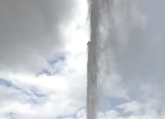Une fuite d’eau spectaculaire qui indigne la population mahoraise Une fuite d’eau spectaculaire qui indigne la population mahoraise