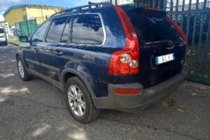 à vendre un 4X4  VOLVO  XC 90  2.4 diesel  boite automatique 7 places