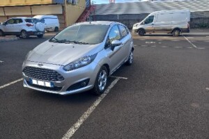 à vendre une ford fiesta  1.3  ESSENCE