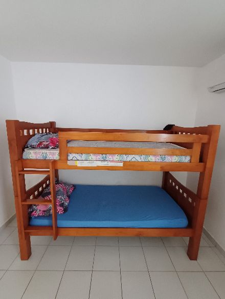 Vend lit à étage en bois