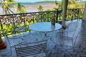 Table style fer forgé blanche et 6 chaises