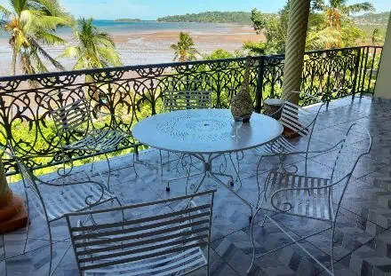 Table style fer forgé blanche et 6 chaises
