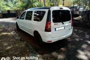 à vendre à mamoudzou une dacia logan diesel 7 places