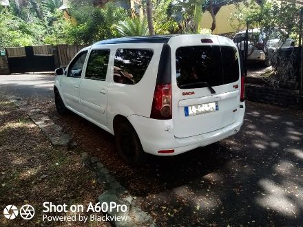 à vendre à mamoudzou une dacia logan diesel 7 places